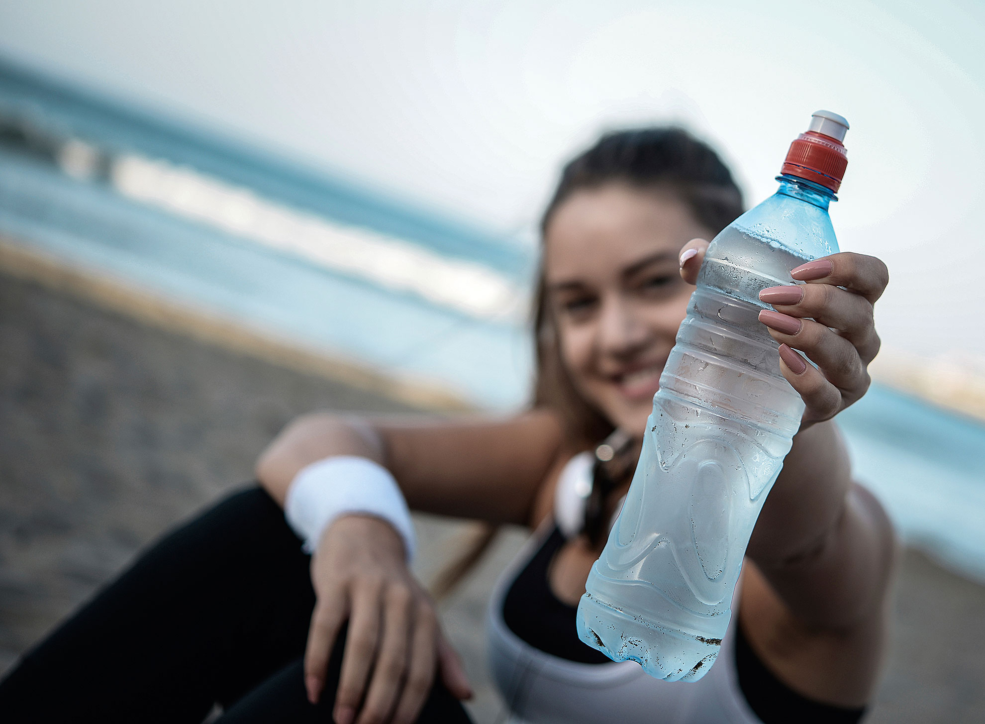 Включи бутылку. Бутылка воды в руке. Девушка с бутылкой воды в руках. Девушка держит бутылку воды. Девушка держит воду.