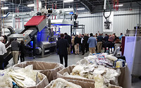 Während der Maschinenvorführungen konnten die Gäste drei EREMA-Recycling Systeme im Echtbetrieb sehen.
